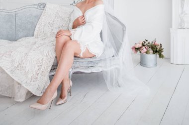 Beyaz cüppeli gelin yarın sabah düğüne geliyor.