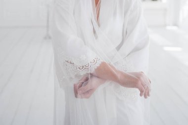 Beyaz cüppeli gelin yarın sabah düğüne geliyor.