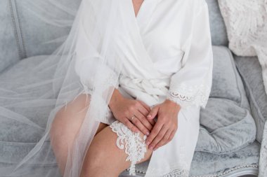 Gelin düğüne gidip jartiyer giyecek.