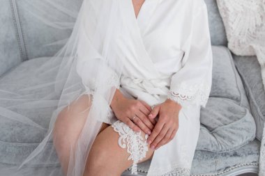 Gelin düğüne gidip jartiyer giyecek.