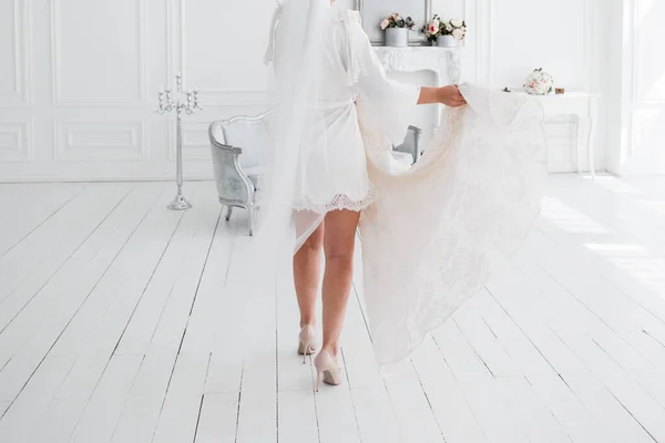 白いローブを着た花嫁が朝結婚式に行く — ストック写真