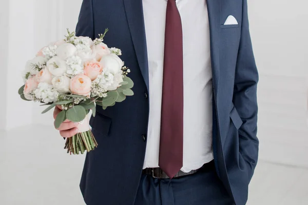 Groom Wedding Holds Bouquet Roses — Stock Photo, Image