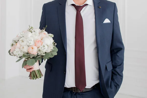 Düğündeki Damat Bir Buket Gül Tutuyor — Stok fotoğraf