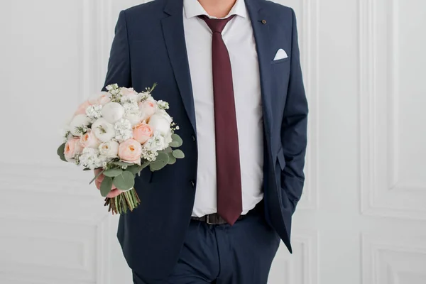 Groom Wedding Holds Bouquet Roses — Stock Photo, Image