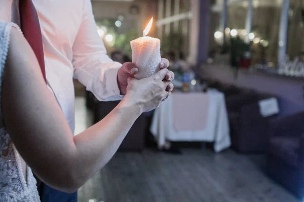 Γαμπρός Και Νύφη Στο Γάμο Κρατούν Αναμμένο Κερί Στα Χέρια — Φωτογραφία Αρχείου