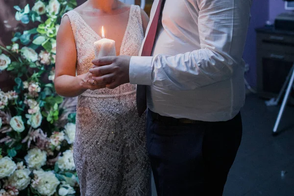 Der Bräutigam Und Die Braut Bei Der Hochzeit Halten Eine — Stockfoto