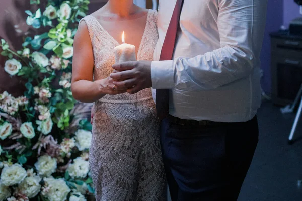 Novio Novia Boda Sostienen Una Vela Encendida Las Manos —  Fotos de Stock