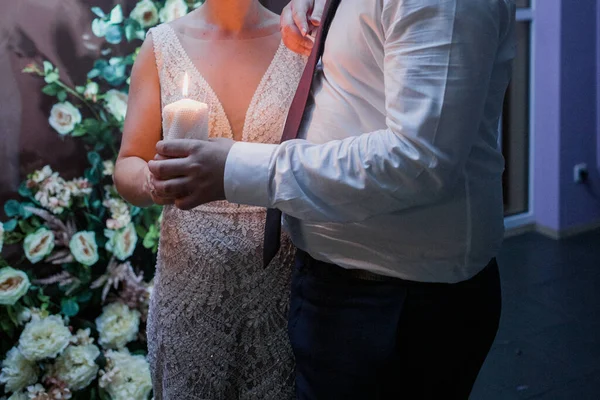 Noivo Noiva Casamento Estão Segurando Uma Vela Acesa Nas Mãos — Fotografia de Stock