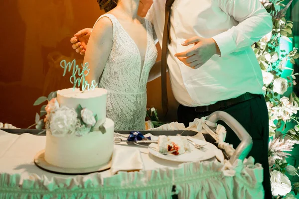 婚礼上新郎和新娘把婚礼蛋糕切碎了 — 图库照片
