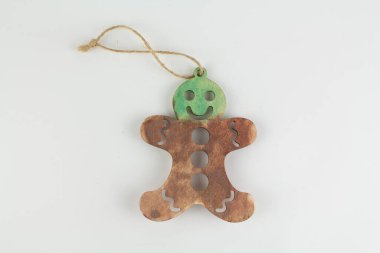 Beyaz üzerinde Noel ağacı için ahşap çocuk kurabiyesi.