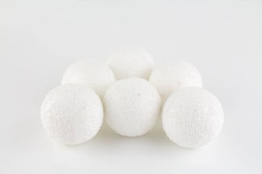 Noel ağacında beyaz bir kar topu.