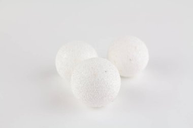 Noel ağacında beyaz bir kar topu.