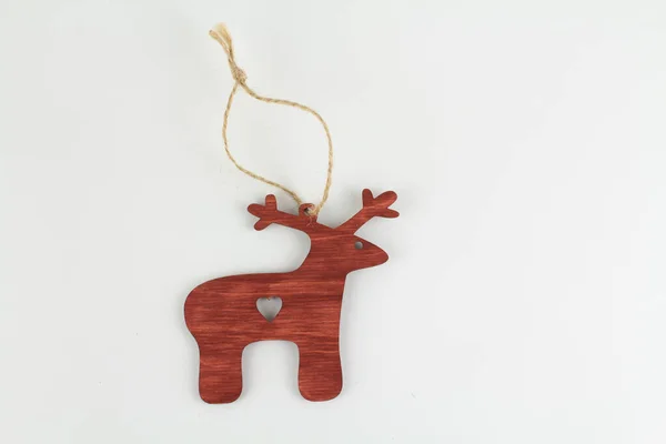 Ein Hölzerner Hirsch Für Den Weihnachtsbaum Auf Weiß — Stockfoto
