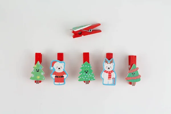 Weihnachten Wäscheklammern Auf Weiß Mit Weihnachtsbaum — Stockfoto