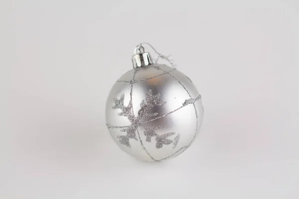 Eine Silberne Weihnachtskugel Auf Weißem Hintergrund — Stockfoto