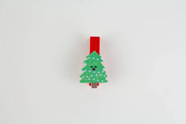 Weihnachten Wäscheklammern Auf Weiß Mit Weihnachtsbaum — Stockfoto