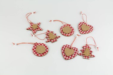 Beyaz üzerinde Noel ağacı için ahşap oyuncaklar