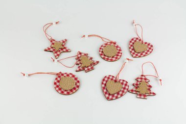 Beyaz üzerinde Noel ağacı için ahşap oyuncaklar