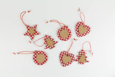 Beyaz üzerinde Noel ağacı için ahşap oyuncaklar