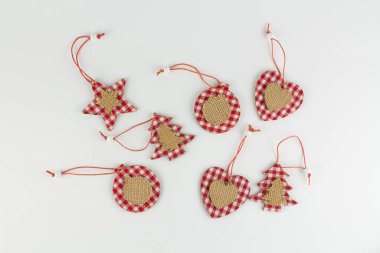 Beyaz üzerinde Noel ağacı için ahşap oyuncaklar