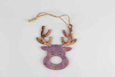 Noel ağacı için beyaz üzerinde tahta geyik