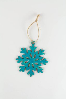 Beyaz üzerinde Noel ağacı için ahşap bir kar tanesi.