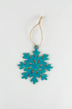 Beyaz üzerinde Noel ağacı için ahşap bir kar tanesi.