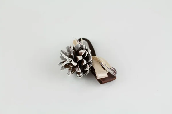 Ein Geschmückter Tannenzapfen Für Den Weihnachtsbaum Auf Weiß — Stockfoto
