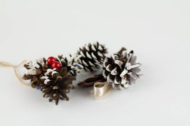 Noel ağacı oyuncakları Beyaz arka planda çam kozalakları