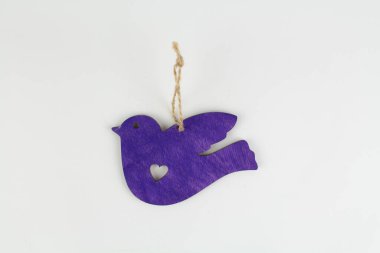 Tahta Noel ağacı oyuncağı kuş beyaz arka planda