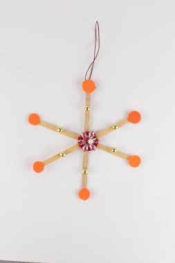 Beyaz arka planda Noel ağacı oyuncağı kar tanesi