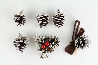 Noel ağacı oyuncakları Beyaz arka planda çam kozalakları