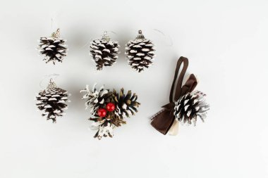 Noel ağacı oyuncakları Beyaz arka planda çam kozalakları