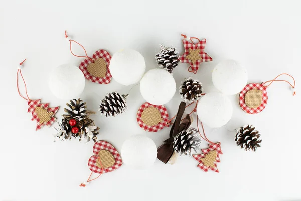 Natal Árvore Brinquedos Pinheiro Cones Bolas Fundo Branco — Fotografia de Stock