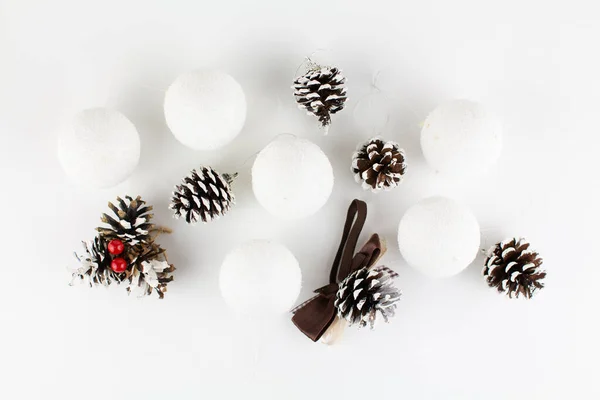 Natal Árvore Brinquedos Pinheiro Cones Bolas Fundo Branco — Fotografia de Stock