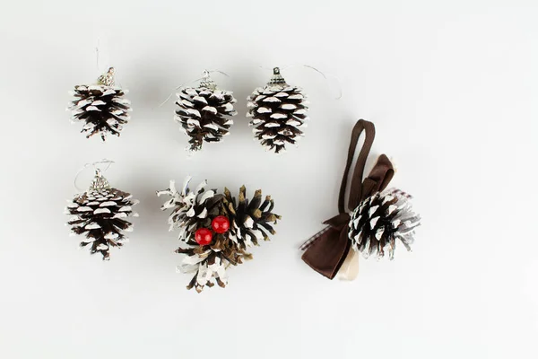 Kerstboom Speelgoed Dennenappels Witte Achtergrond — Stockfoto