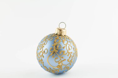 Beyaz üzerinde Noel ağacı için altın top