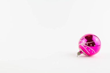 Beyaz üzerinde Noel ağacı için mor top