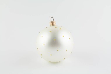 Gümüş top beyaz bir Noel ağacında