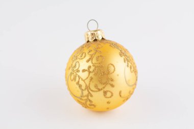 Beyaz üzerinde Noel ağacı için altın top