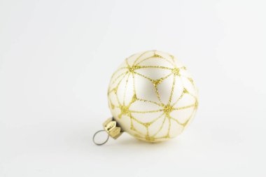 Beyaz üzerinde Noel ağacı için altın top