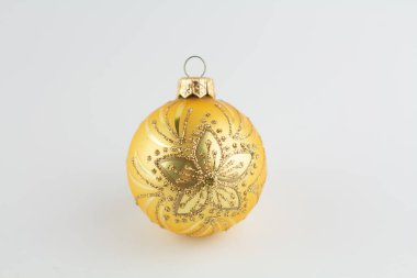 Beyaz üzerinde Noel ağacı için altın top