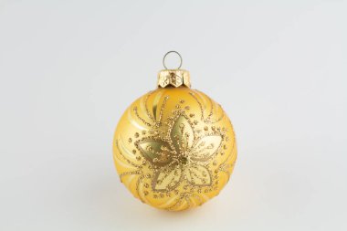 Beyaz üzerinde Noel ağacı için altın top