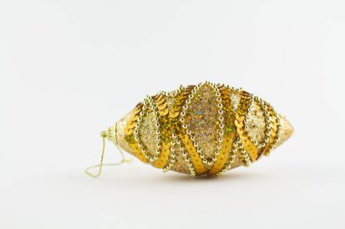 Beyaz üzerinde Noel ağacı için altın top