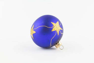 Beyaz arkaplanda Noel ağacı için mavi bir top