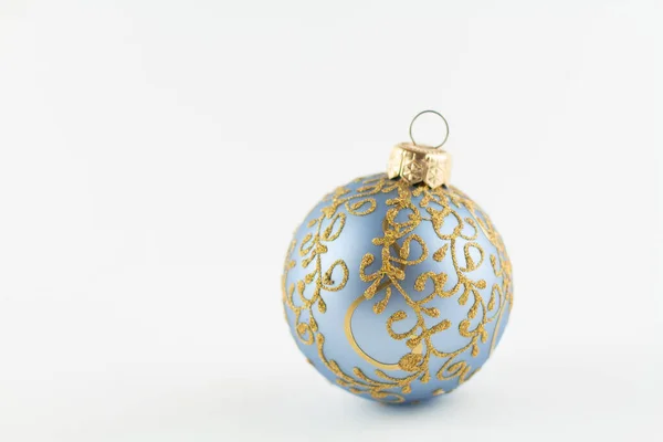 白い上のクリスマスツリーのための黄金のボール — ストック写真