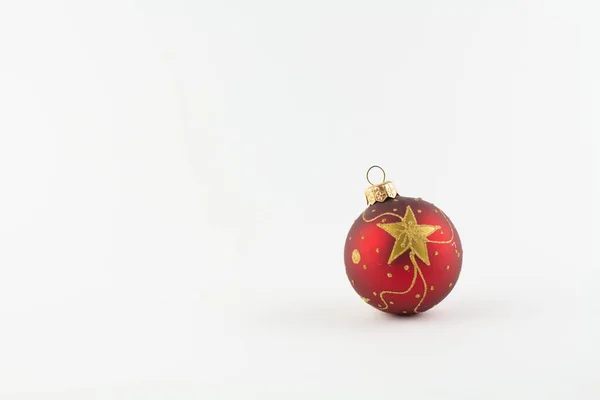 Una Palla Rossa Albero Natale Sfondo Bianco — Foto Stock