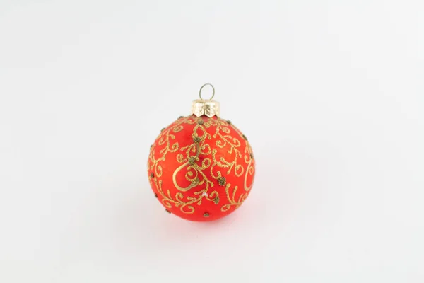 Κόκκινη Μπάλα Για Χριστουγεννιάτικο Δέντρο Λευκό Φόντο — Φωτογραφία Αρχείου