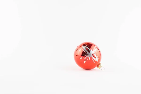 Una Bola Roja Para Árbol Navidad Sobre Fondo Blanco — Foto de Stock