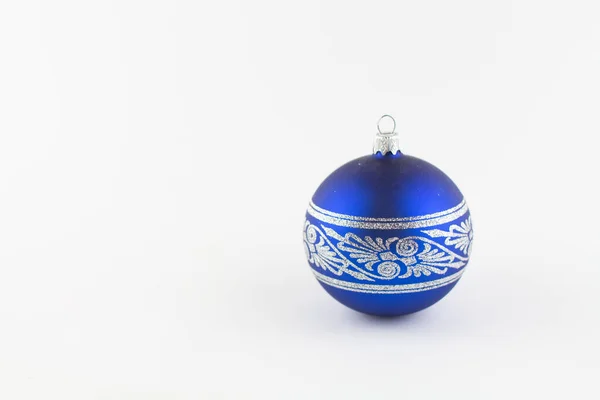 Beyaz Arkaplanda Noel Ağacı Için Mavi Bir Top — Stok fotoğraf